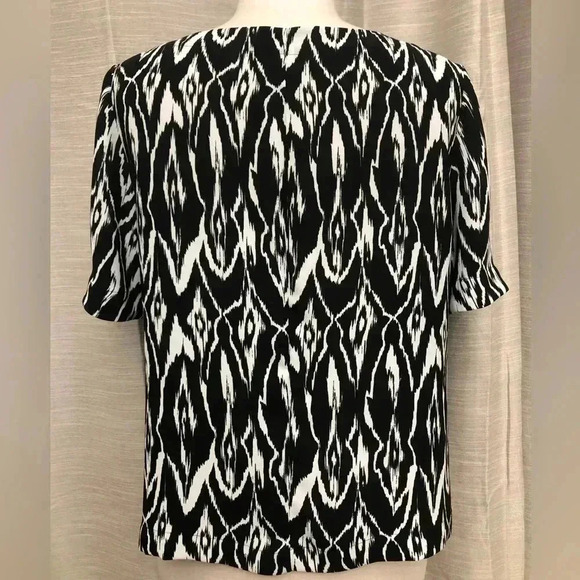 CHICO’S Black Label Abstract Print Blouse Size: 2 - Picture 5 of 9